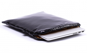 Housse noire façon cuir pour ordinateur portable- Dahlia noir